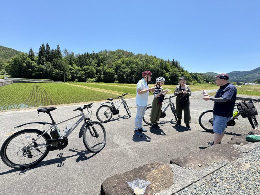 圃場整備地区で大朝米を食べる